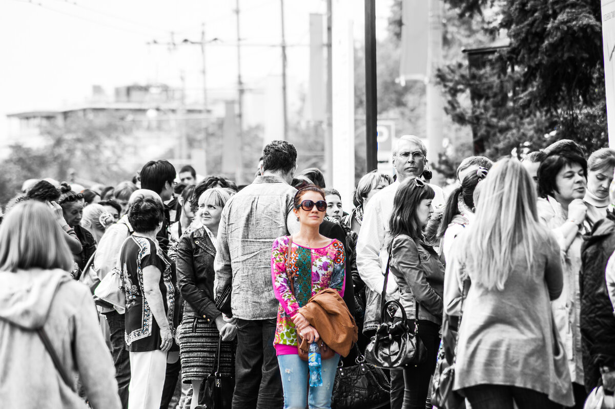 Среди толпы. Один среди. Одиночество в толпе. Одиночество в толпе. Человек толпы.