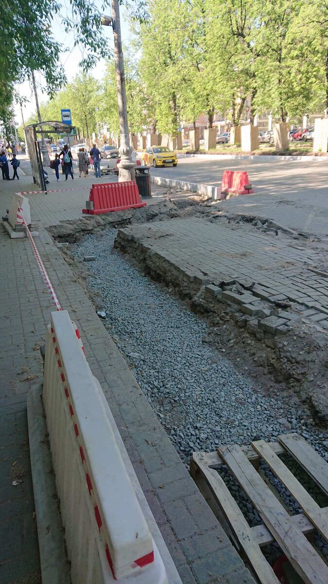 Такие " карманы" для остановки автомобилей превращают тротуар в  узкую полоску. 
