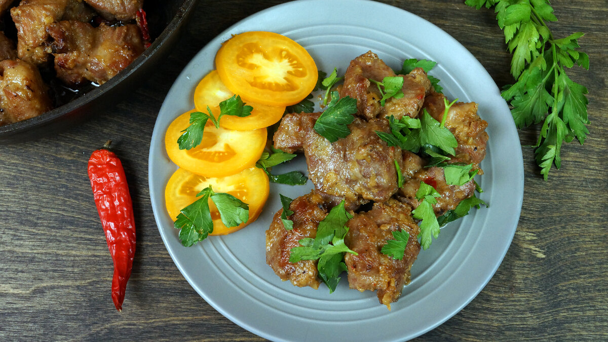 Этот рецепт совершенно не сложен в приготовлении, но вкусен, как и всё правильно приготовленное мясо. Кусочки в имбирно-соевом маринаде получаются мягкими внутри и покрыты тонким слоем румяной корочки. 