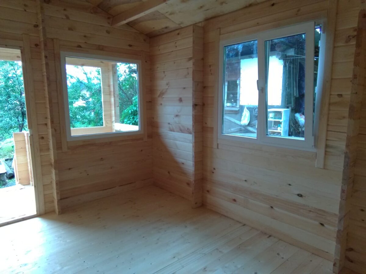 Установка окон в даче из мини бруса.