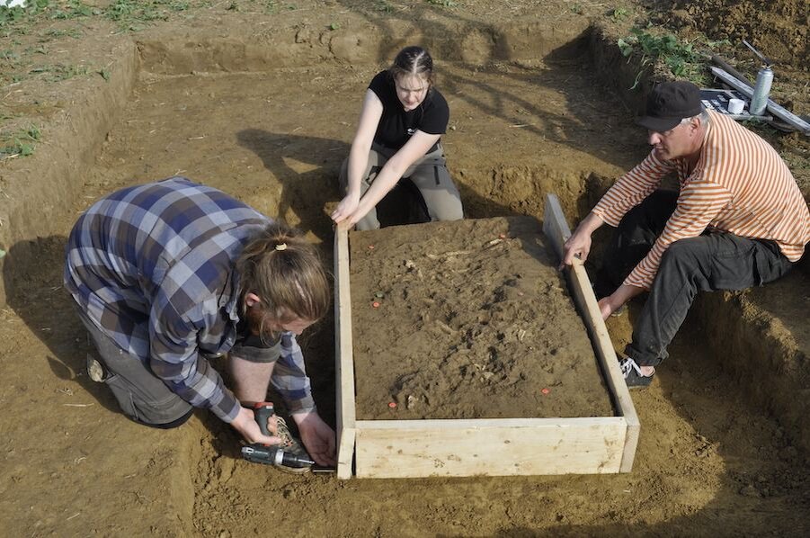 После предварительных исследований останки вместе с землей студенты упаковывают для отправки в университет