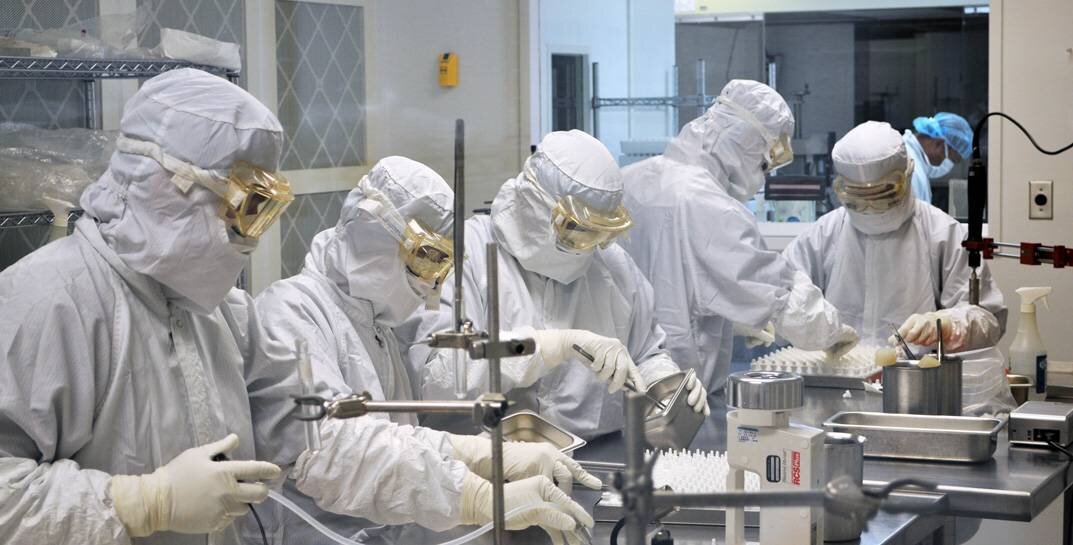 Там СМЕРТЬ играет душами и жизнями, Как ледяными кубиками Кай. 
