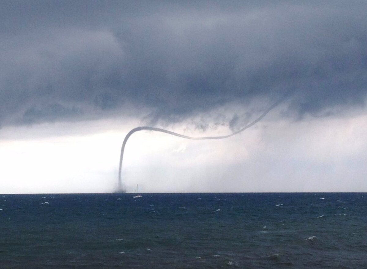 Такие смерчи можно наблюдать на Черном море летом