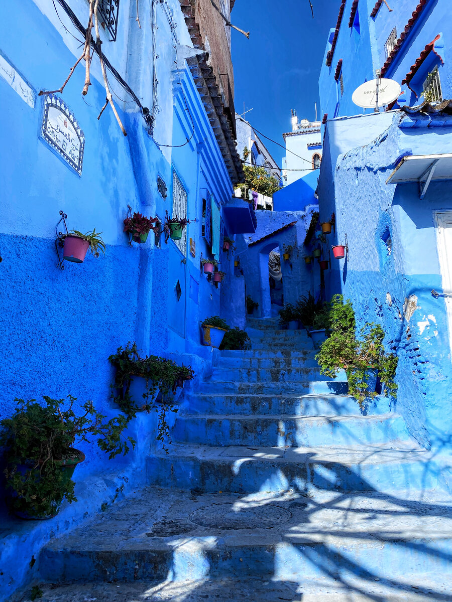 Город реально синий — даже лестницы покрашены в синий цвет!