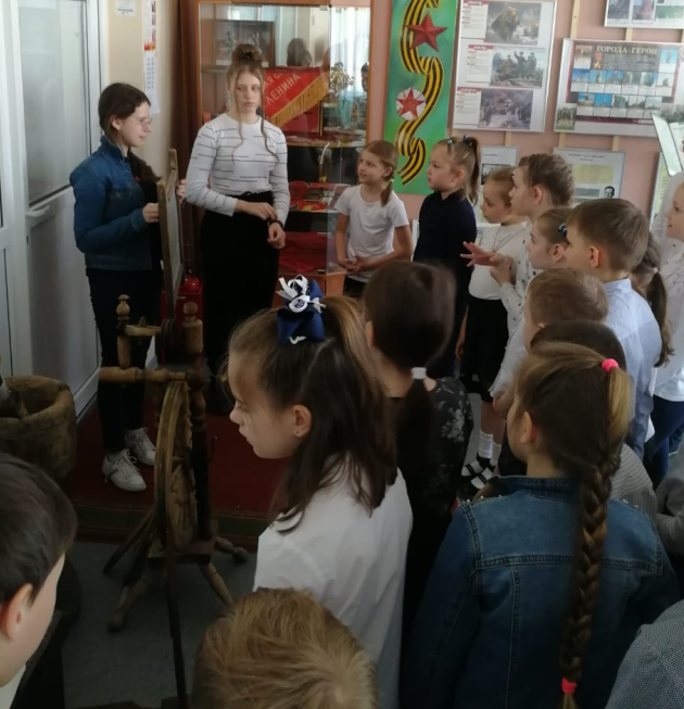 Дети XXI  века изучают предметы быта столетней давности.