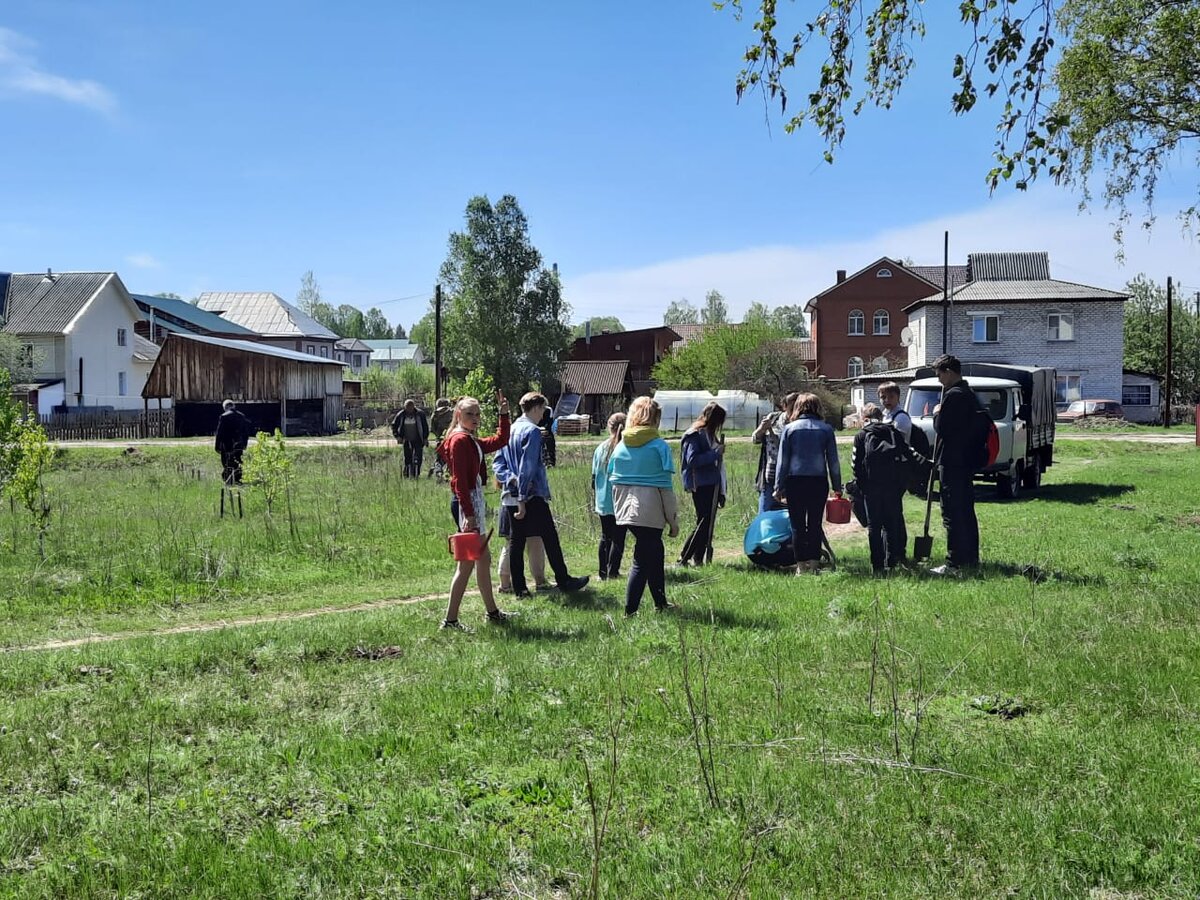 В сквере «Берёзовая роща» участники экологического десанта «Ягуар» высадили дубки в рамках экологической акции «Посади дерево»