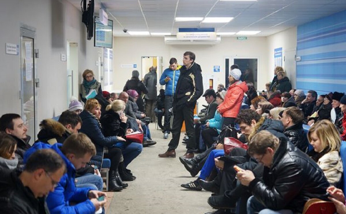 Изображение из интернета. Постарался найти максимально схожее. Толпу "радостных" людей в своей поликлинике не решился фотографировать