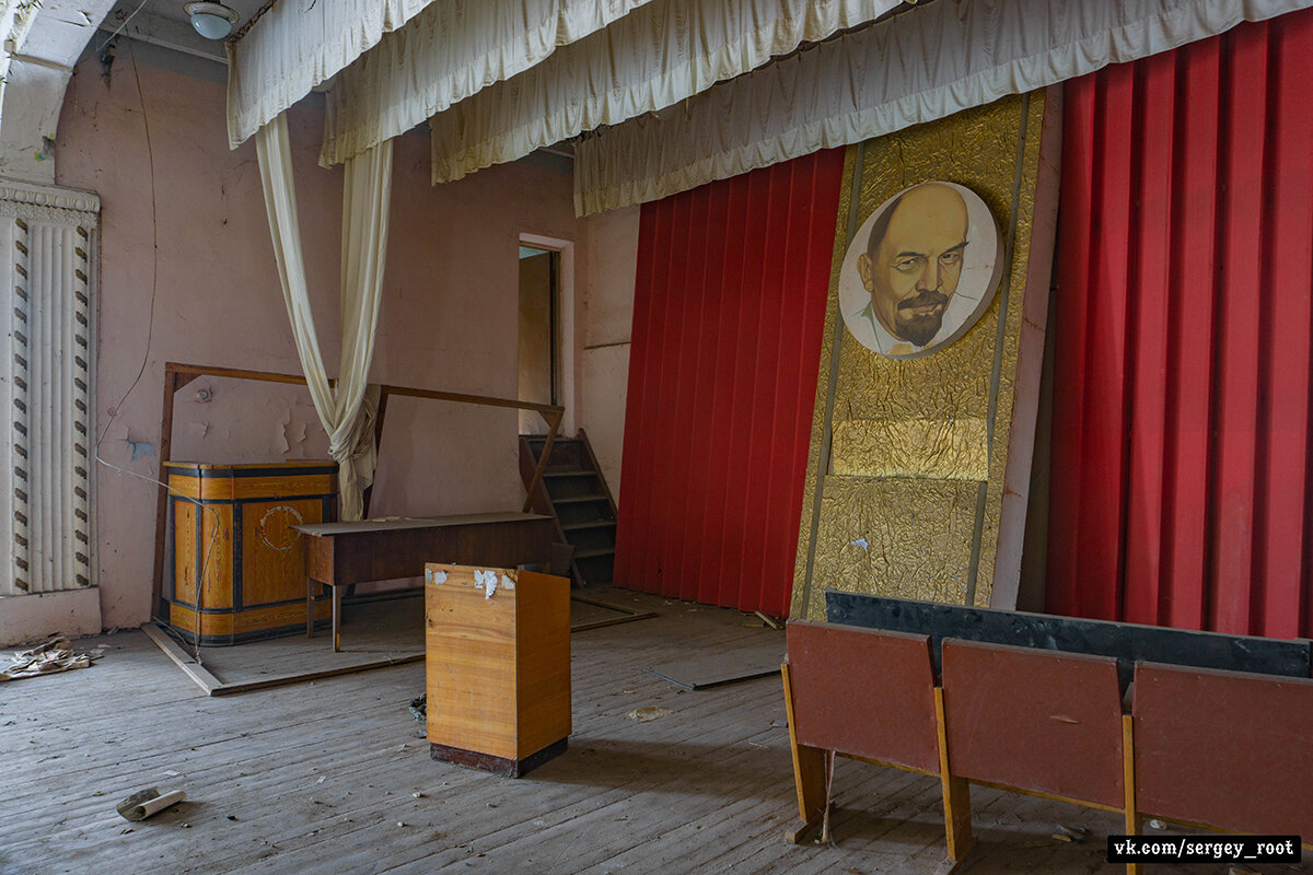 В статьях моего канала целенаправленно отсутствует текст. В статьи на странице с которыми зритель провёл не менее 1 мин, Яндекс.Дзен вставляет рекламу, от размещения которой получает отчисления и автор статьи, это породило множество мусорных текстов у авторов которых главная цель - задержать вас подольше на странице любой ценой чтоб заработать на этом. Такие текста затормаживают визуальный канал восприятия и засоряют вашу голову. Не читайте. Любуйтесь эстетикой заброшенного.