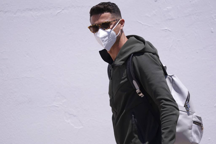 Недавно Роналду прибыл в Великобританию и должен был тренироваться. Подготовка к чемпионатам и играм игрокам данного уровня очень важна! 1 пропущенная тренировка и придётся восстанавливать форму, а турниры не далеко! Но правительство Великобритании так не посчитало...