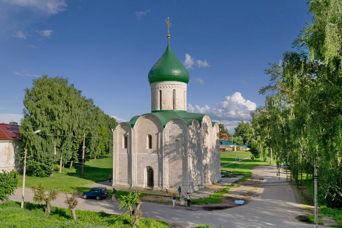 Белокаменный Спасо-Преображенский собор в Переславле - один из древнейших памятников русского зодчества, 1152 г. 