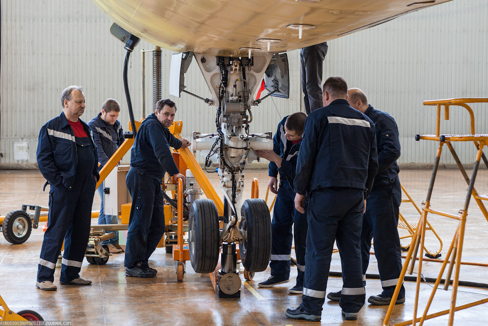 Наземное обслуживание самолета. Летная эксплуатация летательных аппаратов. Обеспечение технического обслуживания воздушных судов. Наземное аэродромное оборудование. Обслуживание самолета.