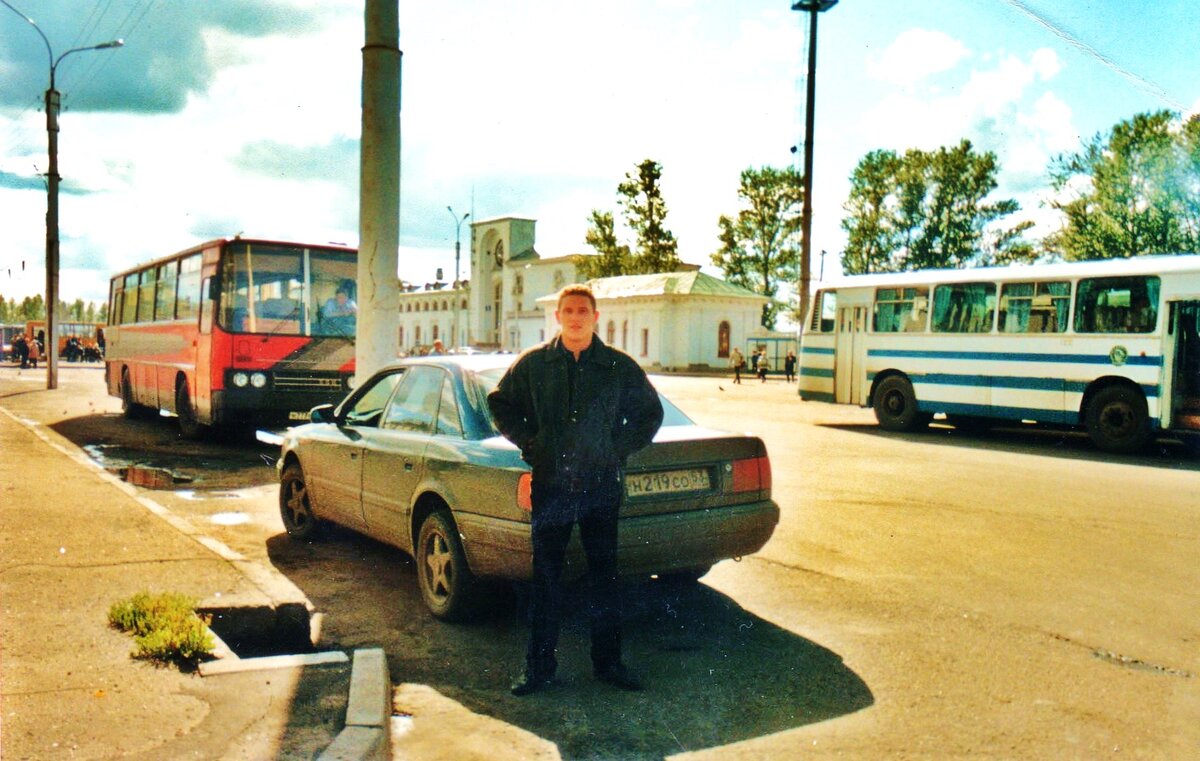 Новгород. Привокзальная площадь. Надёжный паренёк "Кастен".