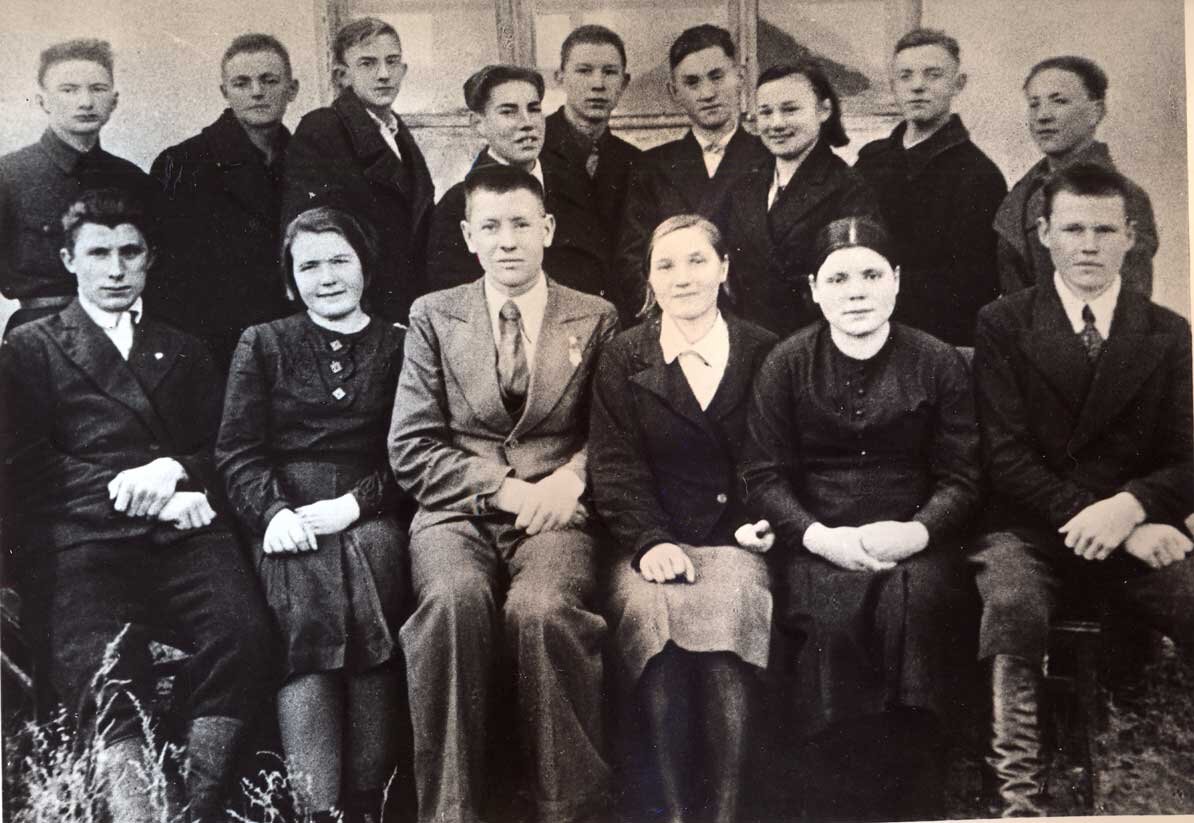Классный руководитель П. М. Машеров со своими учениками. 1940–41 гг., Россоны