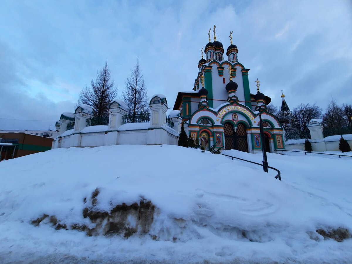 Белоснежная невысокая стена закрыла постройки церковно-исторического комплекса "Павловская слобода". 