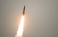 Сегодня , 2 марта 2022 года в 10:05 официальный представитель министерства обороны России генерал-майор Игорь Конашенков сообщил о взятии под контроль Херсона.«Российскими подразделениями Вооружённых сил взят под полный контроль областной центр Херсон. Гражданская инфраструктура, объекты жизнеобеспечения населения и городской транспорт работают в повседневном режиме. Недостатков в продовольствии и товарах первой необходимости город не испытывает. Продолжаются переговоры между российским командованием, администрацией города и области по решению вопросов поддержания функционирования объектов социальной инфраструктуры, обеспечению правопорядка и безопасности населения», — указывалось в сообщении Минобороны.
Задача Запада — ослабить Россию. Примечательно, что за 20 минут до этого мэр города Игорь Колыхаев заявил, что тот всё ещё остаётся под украинским контролем.«Сложно назвать это утро добрым, но давайте попробуем. Мы всё ещё Украина. Всё ещё стойкие. Но уже сильно в дыму <…> Сегодня буду заниматься тем, чтобы найти выход как собрать убитых, как восстановить свет, газ, воду и тепло там, где они повреждены. Но сразу предупреждаю: сегодня выполнить эти задачи — значит совершить чудо. Мы все сейчас ждём чуда. Оно нам необходимо», — написал Колыхаев в Facebook в 09:43 по Москве.Ранее — около 09:00 по Донецку и Москве представитель Народной милиции ДНР Эдуард Басурин также заявил о блокировании Мариуполя силами Донецкой народной республики.«Нужно сделать всё, чтобы не пострадали люди», — заявил Басурин.ДНР надеется, что мирное население сегодня начнет выходить из Мариуполя.Однако, как сообщили каналу «Донбасс решает» представители подполья Мариуполя, украинские националисты планируют расстреливать всех, кто попытается выйти из города по организованному ДНР гуманитарному коридору.«Твари огонь откроют. У них приказ такой. Знакомых предупреждают, чтобы по "коридорам" никто из Мариуполя не выходил», — процитировал канал представителей подполья.Находящийся в Мариуполе боец «Азова» Юрий Ионов, известный также под позывным «Таксист», у себя в Telegram-канале (18+) тем временем распространяет видео пыток тех, кого националисты подозревают в работе на НМ ДНР.«Сначала ты ставишь метки для приземления российских ракет и ударов российской авиации, собираешь разведданные для врага, продавая Украину за две копейки, а потом сам ударно приземляешься на украинскую бутылку», — подписал он одно из видео.На нём молодого мужчину насильно сажают на бутылку.
Телецентр в Киеве, заложники в Мариуполе, Харьков без связи.  Но на деле, как отмечают некоторые украинцы, речь может идти о метках, но для продажи наркотиков — так называемых «закладках».Примечательно, что на Украине Ионова ещё в июне 2020 года объявили в розыск сразу по трём тяжёлым статьям: незаконное лишение свободы или похищение человека, пытки и угроза убийством.С началом спецоперации он объявился в Мариуполе и присоединился к «Азову», в котором когда-то служил.Пока «азовцы» издеваются над населением Мариуполя, на Украине обстановка продолжает оставаться тяжёлой.Расизм во Львове, Ющенко заговорил, бегство элиты, пожар в Харькове в минувшей ночью в Киеве штурмовали поезда, которые отправлялись на Западную Украину. Тем временем в самой Западной Украине, откуда бегут уже в Польшу, всё чаще появляются свидетельства дискриминации людей по национальному признаку.Утром 2 марта появилось видео, как африканцев не пускают на поезд, следующий из Львова в Польшу. Ранее британское издание The Independent  написало о том, c какими сложностями африканцы эвакуируются с Украины. Так, их принудительно высаживали из автобусов до польской границы, чтобы освободить места украинцам, их постоянно останавливают бойцы терроробороны, а также их дискриминируют при посадке в вагоны поездов, эвакуирующих людей из Киева и Львова.При этом не заканчиваются беды африканцев и на границе. Там их не пускают в Польшу уже польские пограничники.Но бегут из столицы Украины не только обычные граждане и иностранцы. Так, один из кандидатов в мэры Киева, урождённый киевлянин, ресторатор, член «Слуги народа» и народный депутат Николай Тищенко был заснят в одном из магазинов в Закарпатье.«Коля «Котлета»(кстати коренной киевлянин), дал дёру из Киева. Вот себе в Закарпатье вещи новенькие покупает, а вы там если чё воюйте до последнего. Коля Тищенко, как и Гордон, напишут вам новый посты в Инсте с поддержкой», — опубликовал вечером 1 марта видео с Тищенко Telegram-канал «Легитимный».
Беловежская встреча, инструкция от СБУ, «безбашенный» Киев и кибервойна.  Carlos Barria тем временем объявился третий президент Украины, Виктор Ющенко. Он написал обращение к президенту России Владимиру Путину, в котором нецензурно выражался и заявил, что русские — чума и палачи.«Вы не «освободители» — вы — чума, вы — палачи, которые приносят муки на святую украинскую землю, вы поставляете смерть моей любимой нации и державе», — заявил Ющенко.Завершил своё послание третий президент нецензурно.Около 09:30 по Москве украинские СМИ сообщили о поражении зданий СБУ и управления Национальной полиции в Харькове.«Харьков сейчас. Здание областного управления полиции, здание СБУ, про которое все сначала подумали, рядом. И оно кстати тоже горит», — опубликовал видео происходящего главред одесского издания «Таймер» Юрий Ткачёв.Тем временем силы ДНР и ЛНР продолжают развивать наступление. А ВС РФ сообщают о поражении украинской военной инфраструктуры.Наступление ДНР и ЛНР, обстрелы ВСУ.Российские Вооружённые силы поразили за все время специальной операции 1502 военных объекта Украины, сообщил в среду 2 марта журналистам официальный представитель Минобороны РФ генерал-майор Игорь Конашенков.«Всего за время операции выведено из строя 1502 объекта военной инфраструктуры Украины», — сказал генерал.По его словам, «среди них: 51 пункт управления и узел связи украинских вооруженных сил, 38 зенитных ракетных комплексов ПВО С-300, «Бук М-1» и «Оса», 51 радиолокационная станция».«Уничтожено 47 самолетов на земле и 11 самолетов в воздухе, 472 танка и других боевых бронированных машин, 62 реактивные системы залпового огня, 206 орудий полевой артиллерии и минометов, 336 единиц специальной военной автомобильной техники, 46 беспилотных летательных аппаратов», — сообщил Конашенков.При этом он также рассказал об успехах Народных милиций ДНР и ЛНР.
Ракетный удар по Киеву, обстрел Таганрога, Азовский котёл.  С начала проведения специальной военной операции глубина продвижения составила 75 километров», — сказал Конашенков.В то же время группировка войск ДНР, расширив полосу наступления, установила контроль над населенными пунктами Калиновка, Лебединское, Пионерское, Карла Маркса, Николаевка и Осипенко. Продвижение вперед с начала операции составило 58 километров. ВСУ тем временем продолжает обстреливать населённые пункты Донбасса. Ведутся ожесточённые бои.«На Горловском направлении 1 марта боевики 1-го батальона 95-й десантно-штурмовой бригады силами до роты, под прикрытием артиллерийского огня предприняли попытку захвата наших позиций в районе населенного пункта Бессарабка», — сообщил замначальника управления НМ ДНР Эдуард Басурин.По его информации, 4 украинских солдата погибли, 3 ранены. В тоже время 2 военнослужащих Народной милиции погибли, и несколько захвачены в плен.В ДНР предупредили украинских силовиков об ответственности за пытки военнопленных.«В случае негуманного обращения с захваченными военнослужащими Народная милиция ДНР оставляет за собой право принять все необходимые меры для осуществления возмездия», — сообщила Народная милиция ДНР. В Донбассе ведутся бои. Возвращайтесь домой, здоровые и невредимые, наши ГЕРОИ РФ!!!!!.  Хватит воевать!!!