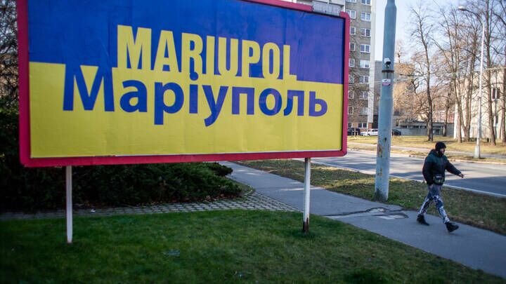 Мариуполь сейчас тоже окружён.