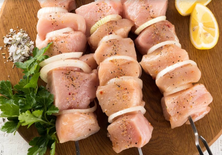 Шашлык из куриного филе можно есть, не опасаясь за фигуру — в нем в два раза меньше калорий, чем в шашлыке из свиной шеи