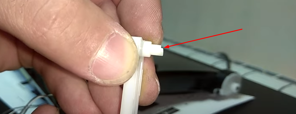 Место, где сработался рычаг в месте прилегания к ракелю