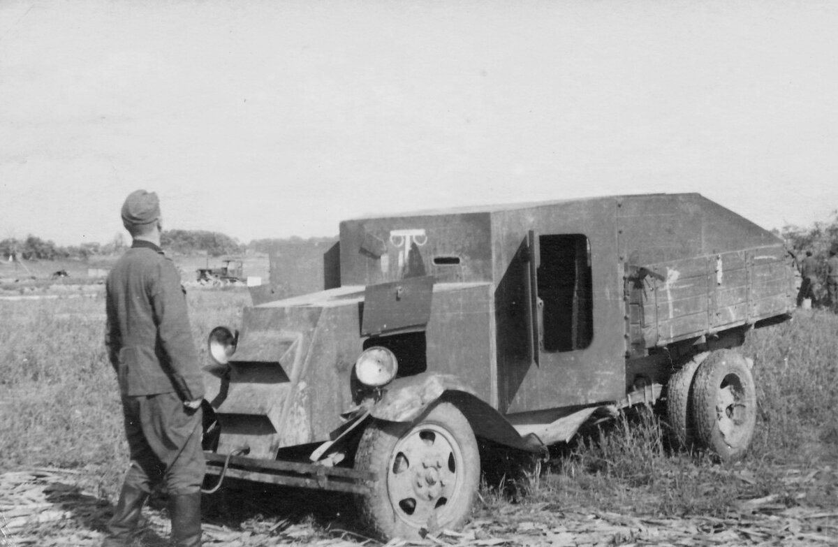 Брошенный бронегрузовик на базе ЗиС-5 (производство Ижорского завода)