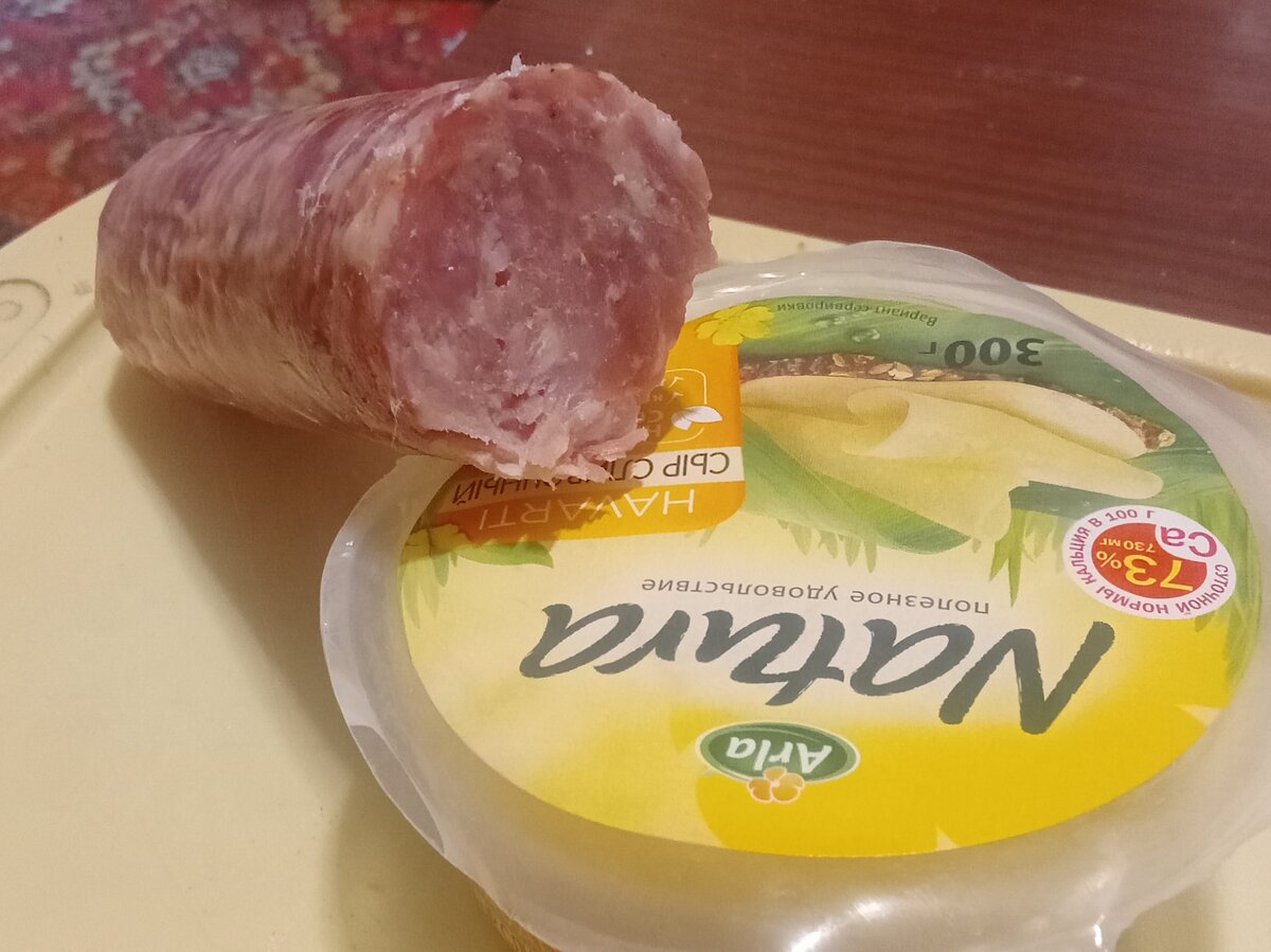 Срез свиного сервелата набитого с помощью мясорубки.