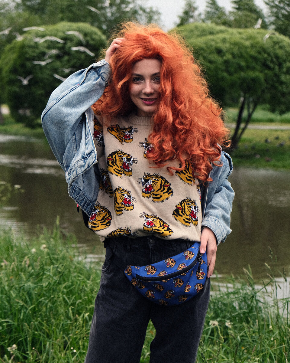 Фото автора в рыжем парике