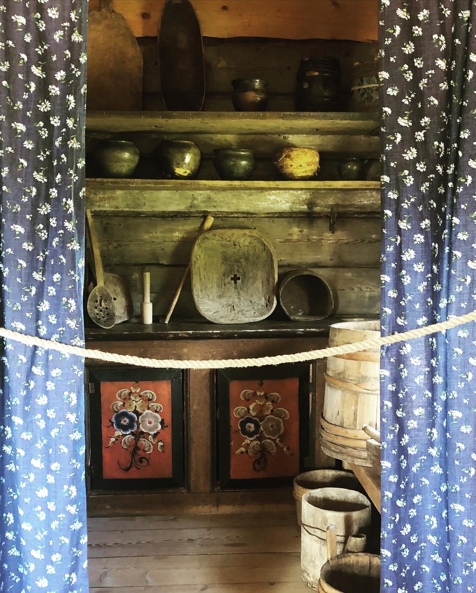 Образцы домовой росписи начала ХIХ века Южных уездов Пермской губернии. Фото из музея деревянного зодчества в Хохловке.