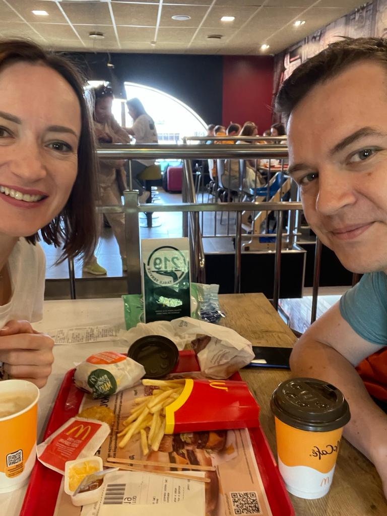 мы первым делом с поезда рванули на Макзавтрак