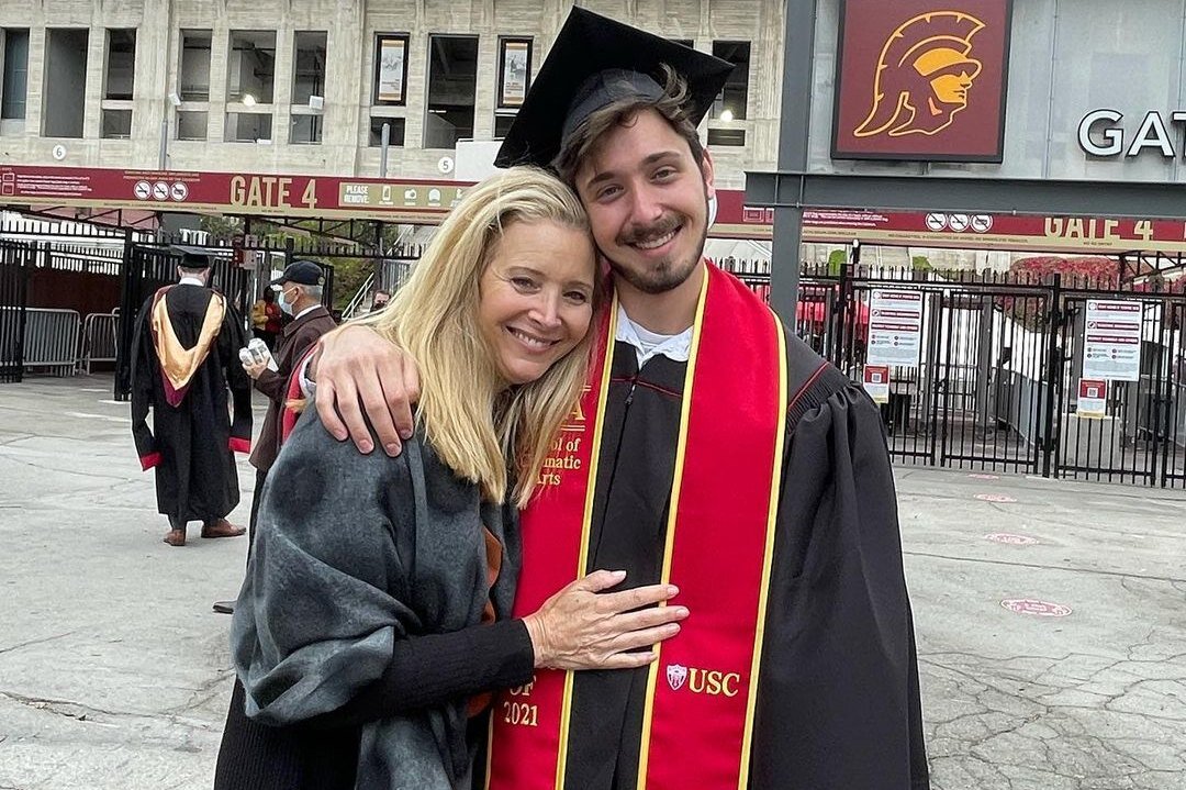     Сын Лизы Кудроу наконец посмотрел «Друзей» — и его комментарий вас точно рассмешит