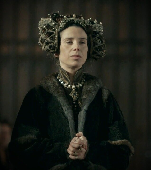 Салли Хокинс в роли Элеоноры, герцогини Глостерской в сериале "Пустая корона"