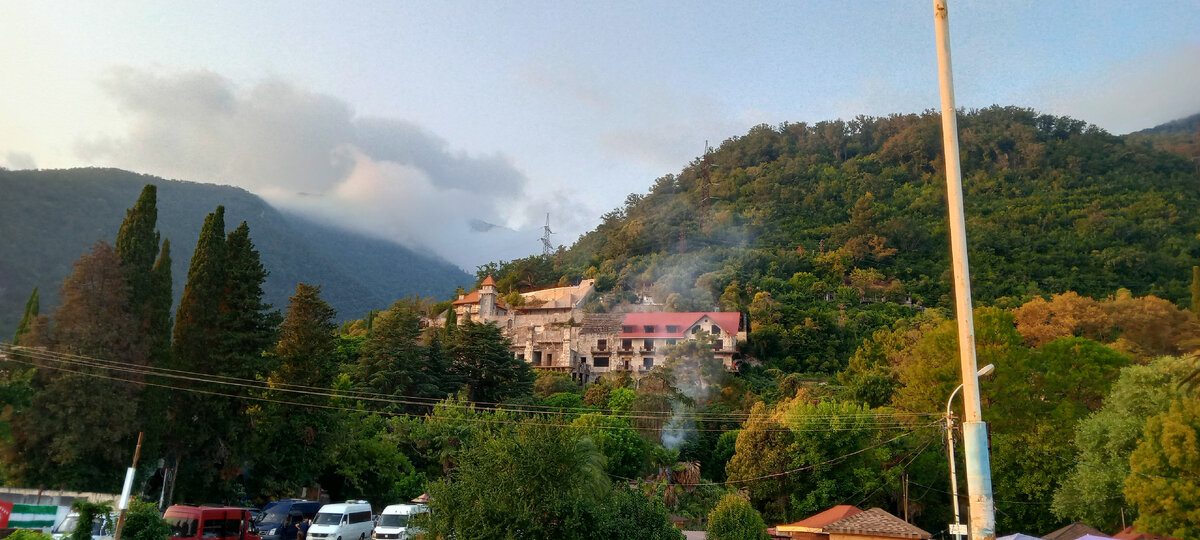 Замок принца Ольденбургского. Он сейчас на реставрации, официально туда не пускают. Но можно заплатить охране (150-200 рэ) и пройти на территорию. В рамках экскурсии это было невозможно((