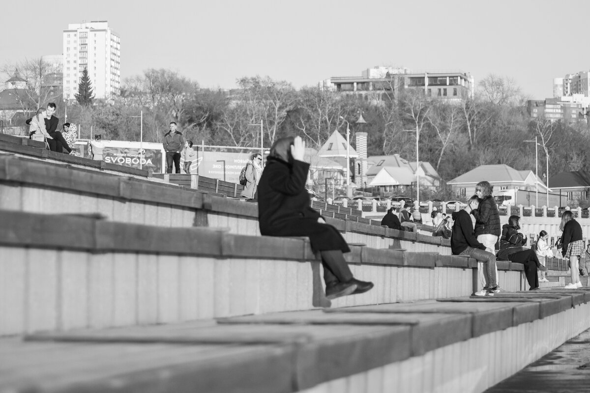 Влюблённые парочке на Новой Набережной Уфы, апрель 2022