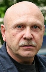 Муфаса – отец главного героя львенка Симбы и по совместительству король, он мудрый и опытны лев и чтобы это передать был приглашен Игорь Старосельцев. Это популярный диктор и актер дубляжа, который известен своим душевным голосом.