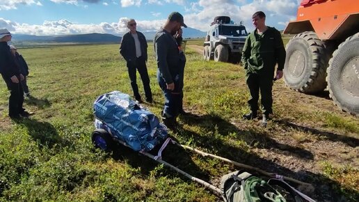 Встретили в безлюдной тундре Полярного Урала необычных туристов — Мужчину с сыном и с... тележкой!