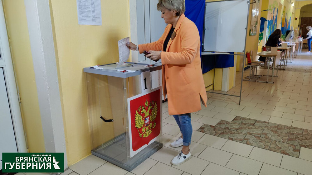 Второй день голосования проходит активно. Выборы в Брянской области. Оборудование для выборов. Избирательный участок дворец пионеров. Выборы 2022 Брянская область