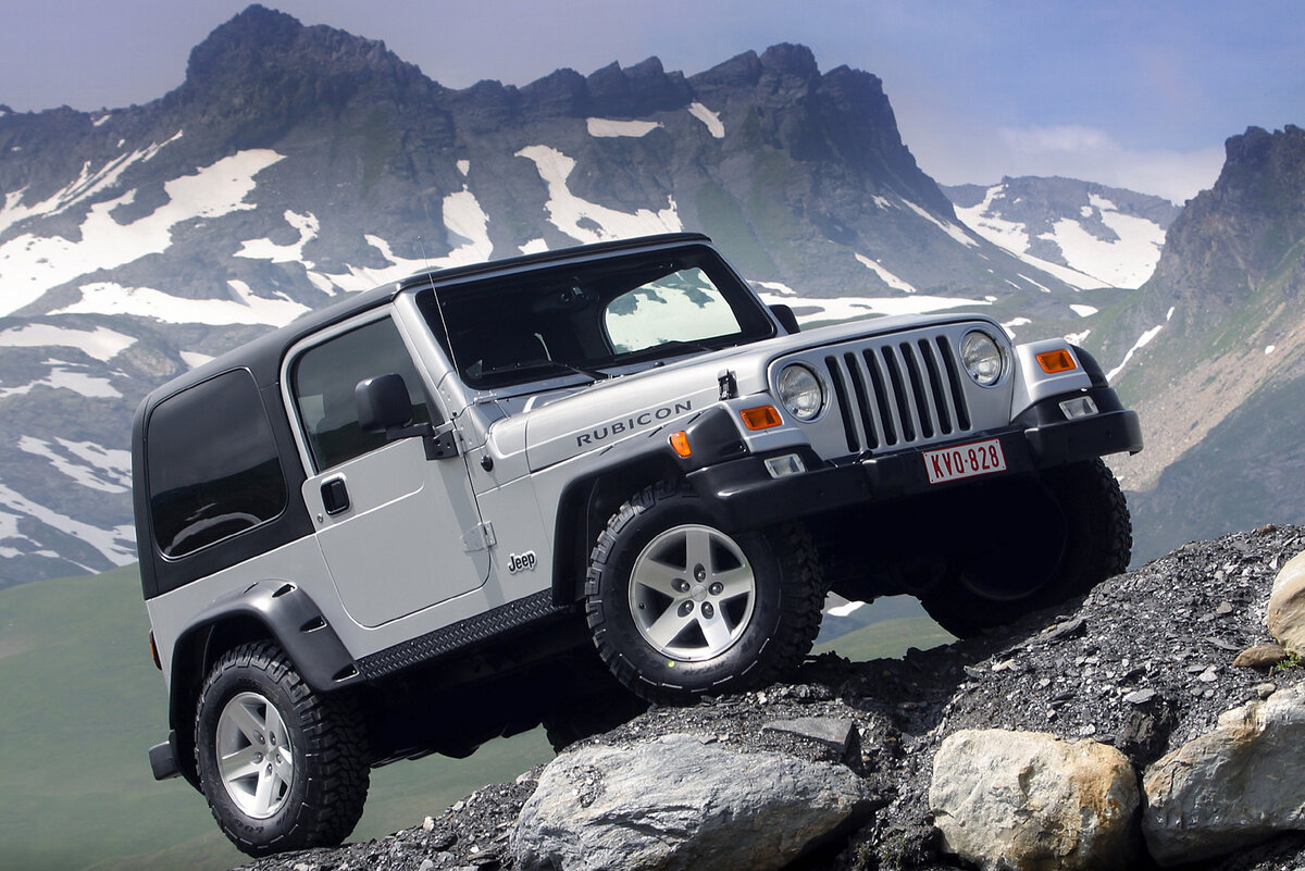    Считается, что первым в Jeep заложил «пасхалку» дизайнер Майк Санторо, когда создавал Wrangler второго поколения (TJ).