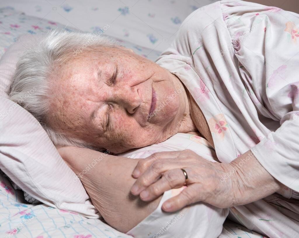 грустный старик. почему старый больной человек. почему старый больной человек. пожилой и старческий возраст. старая больная бабушка.