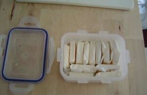 Большинство хозяек привыкло хранить масло в морозильной камере. Хорошей новостью для них будет тот факт, что они, в общем-то, делают всё правильно. Сливочное масло прекрасно переносит заморозку.