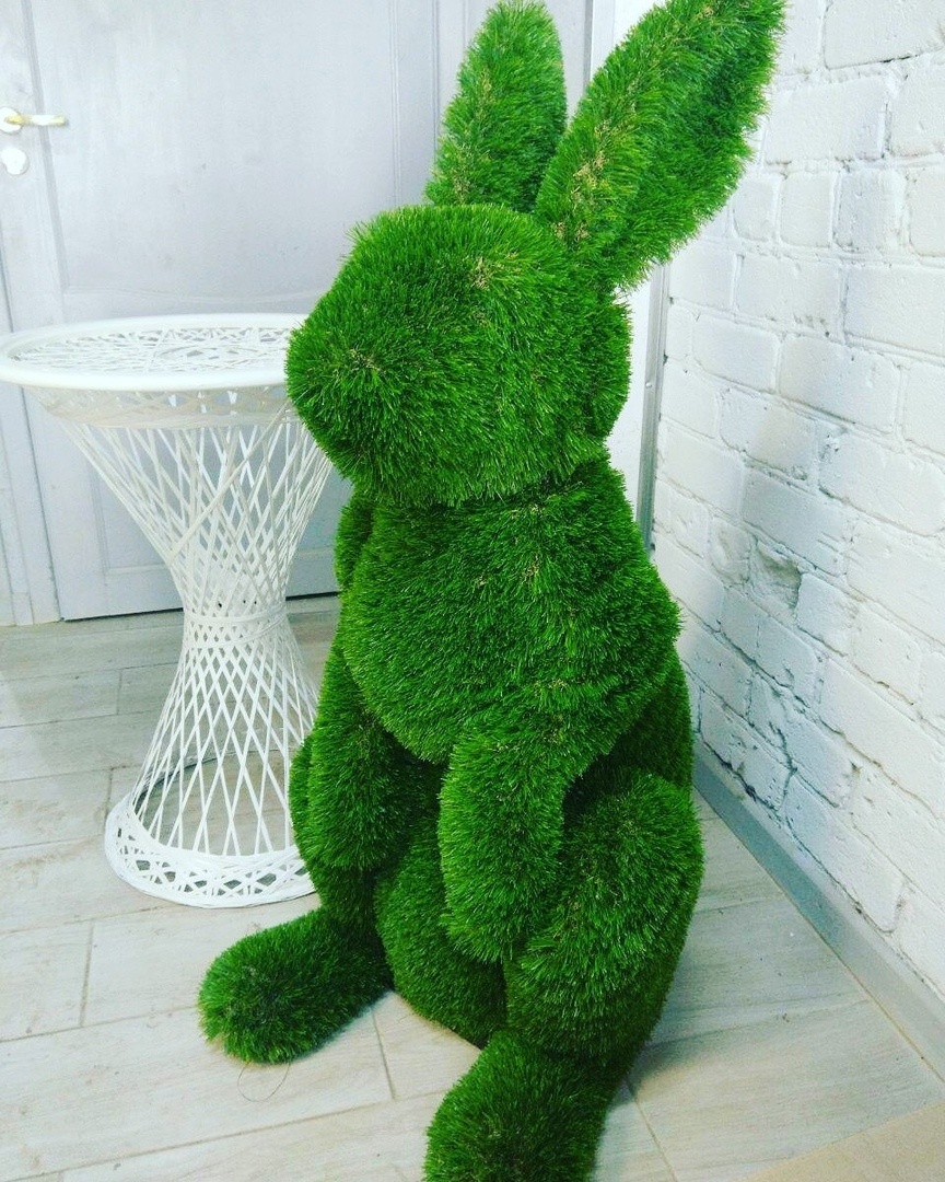 Топиари изготовленные заводом "Сад Радости" Фигура заяц топиари на металлическом каркасе из искусственного газона