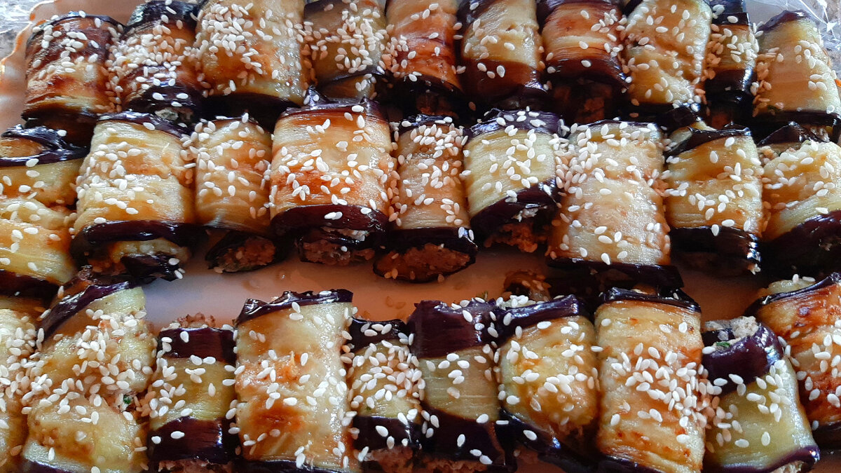 Рулетики из баклажанов по-грузински с грецкими орехами. Фото автора. 