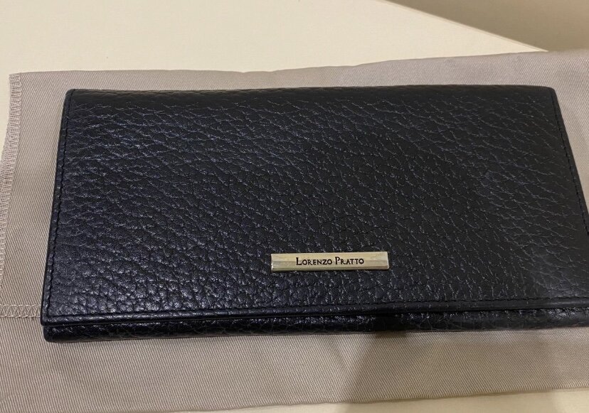 В фирменном чехле, и даже была коробка, которую я все таки оставила себе, в ней уже давно посыпки для выпечки. Человек покупал для себя, я уточнила. Если бы в подарок, я бы и коробку отдала бы) 