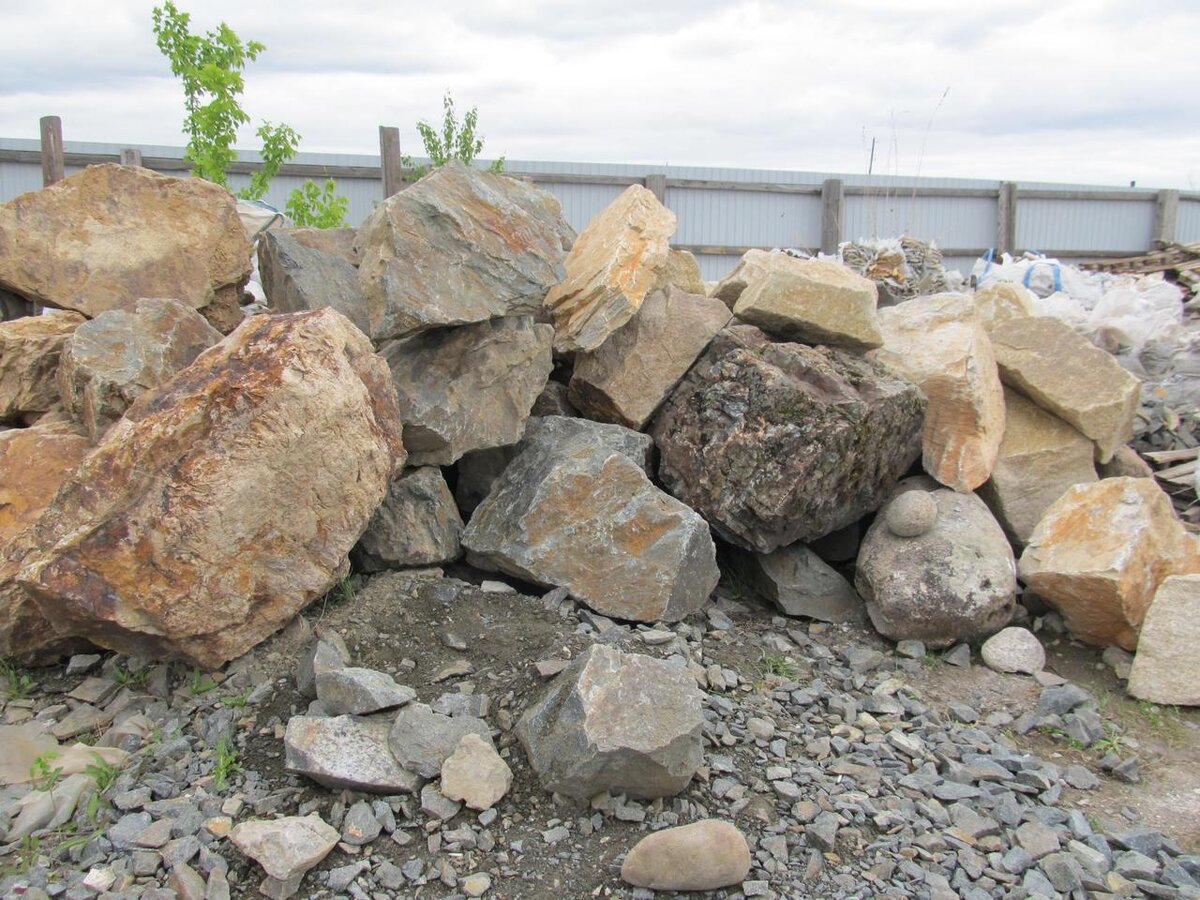 Семейная травма похожа на кучу камней в углу сада- каждый родственник  добавляет в нее свой камень, пока не найдутся в семье люди, способные эти камни разгрести и освободить себе дорогу в новую жизнь.