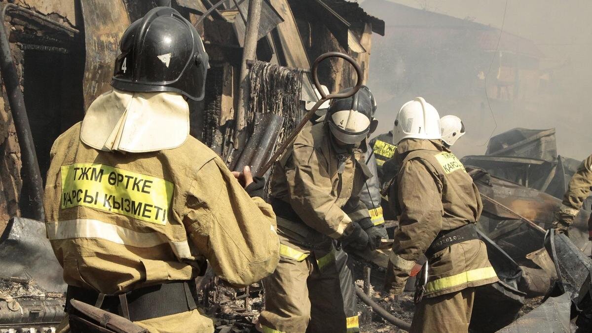    Пожарные тушат пожар:NUR.KZ / Петр Карандашов