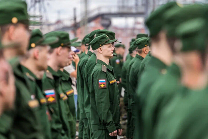    На Госуслугах принимают заявки на участие в СВО в качестве добровольца. Фото Андрея Заржецкого
