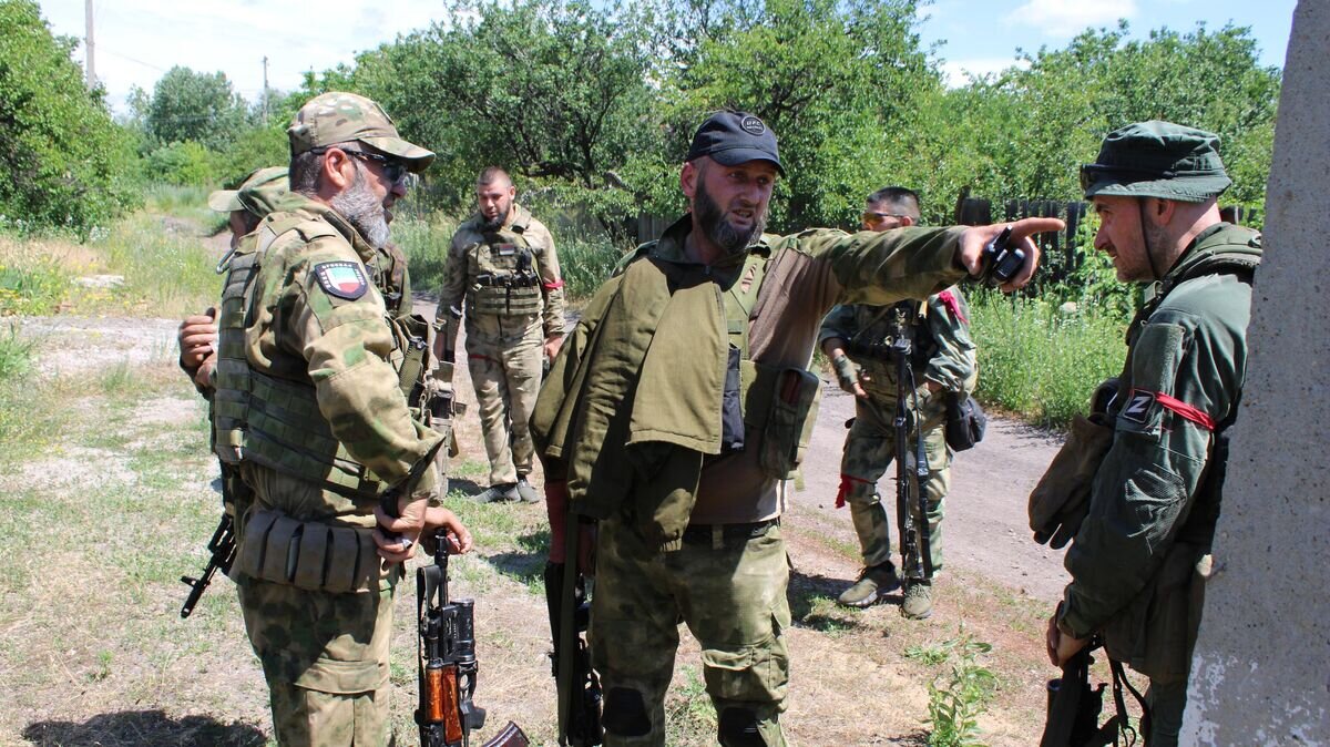    Бойцы чеченского отряда "Ахмат" в освобожденном поселке Золотое© РИА Новости / Геннадий Дубовой