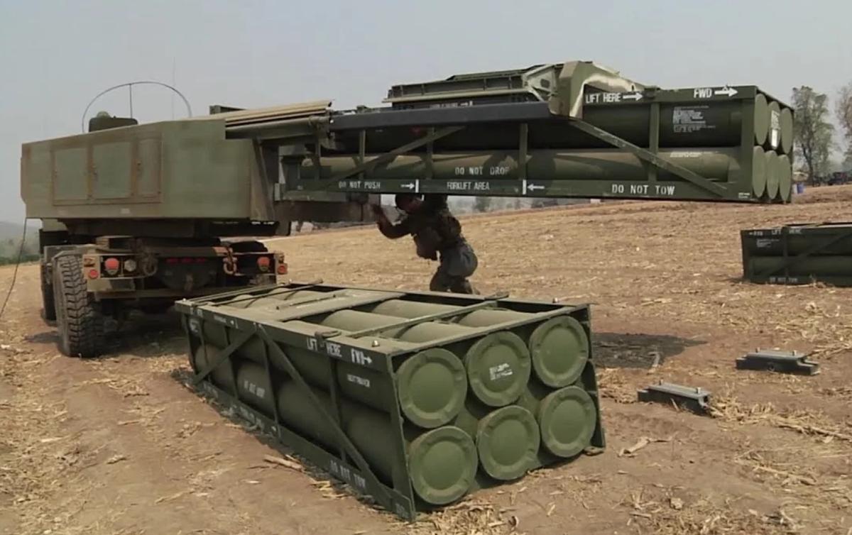 Так происходит перезарядка M142 HIMARS. Каждая ракета в управляемой модификации, стоит не менее 75000 долларов. Фото U.S.ARMY