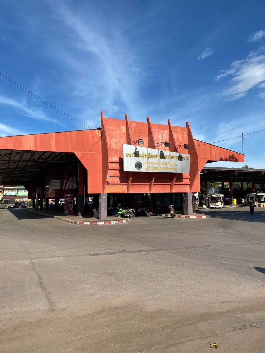 NongKhai Bus Terminal, 910/128-129, Moo 10, Soi Sansoen, Prachak Road, Nai Mueang, Mueang Nong Khai District, Nong Khai 43000. Координаты: 17.8861294042688, 102.75484378780946