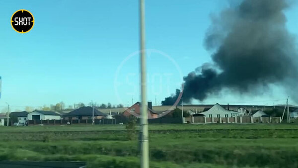 Один из десяти резервуаров нефтебазы в Белгородской области повреждён из-за обстрела. Видео © t.me / SHOT