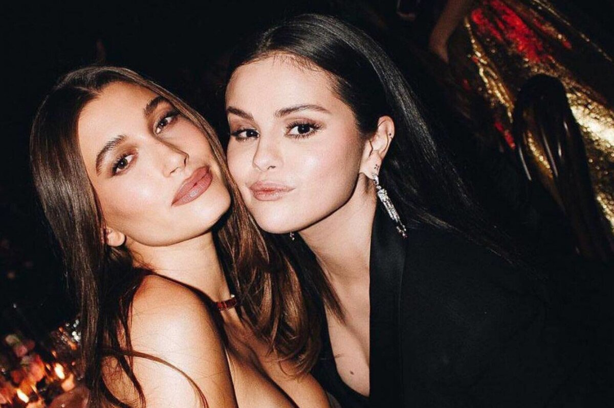     «Джастин будет в шоке!»: Хейли Бибер снялась в обнимку с Селеной Гомес после 7-летней вражды