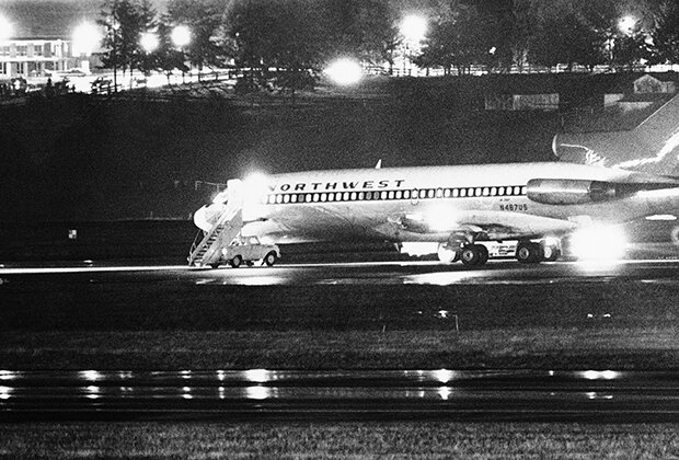 Захваченный авиалайнер Boeing 727-51 борт N467US в аэропорту. Источник фото: https://www.theguardian.com/