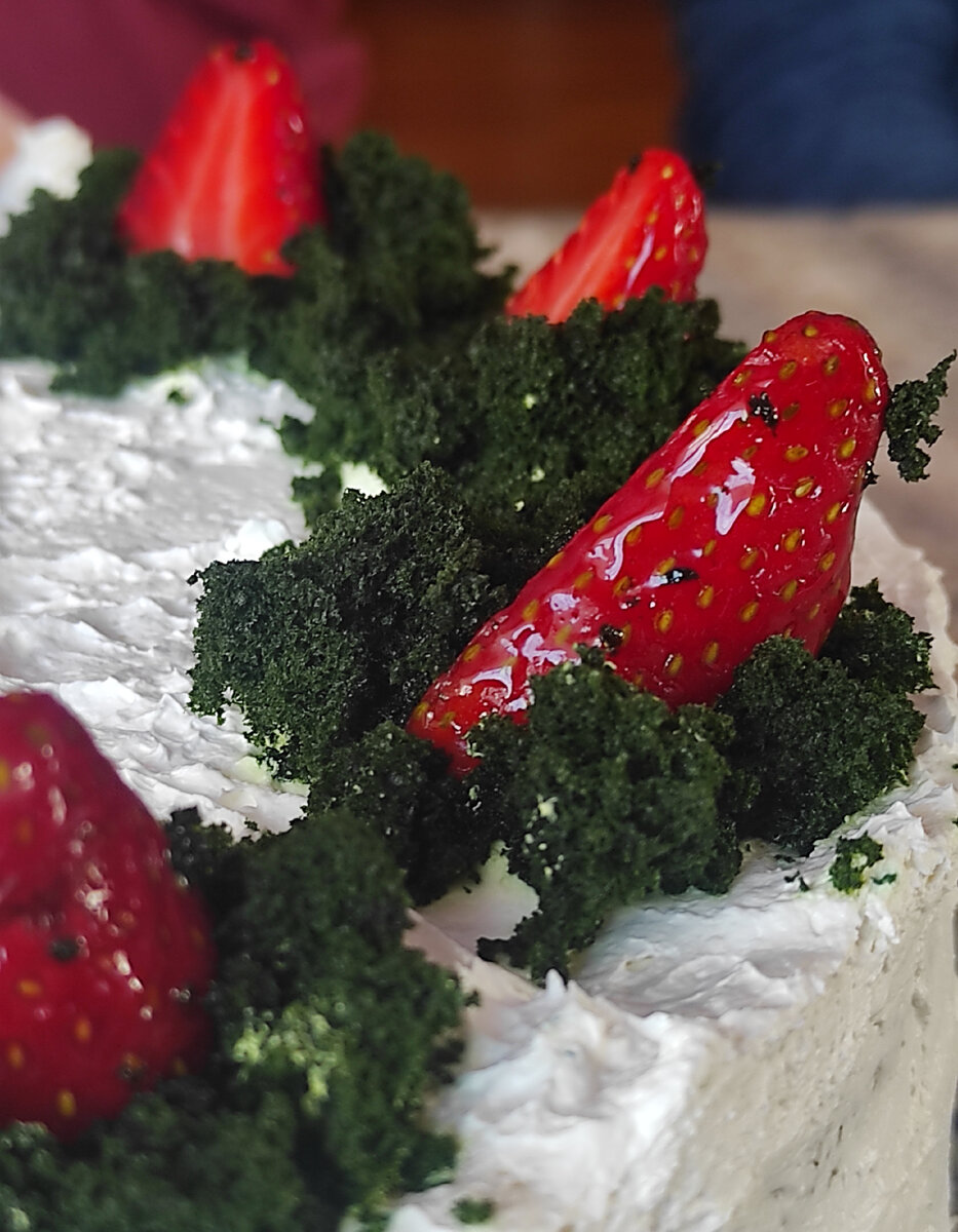 На самом деле, торта было два. Хорошо, что я не сластëна и легко ограничиваюсь маленькими "пробными" кусочками )))) 